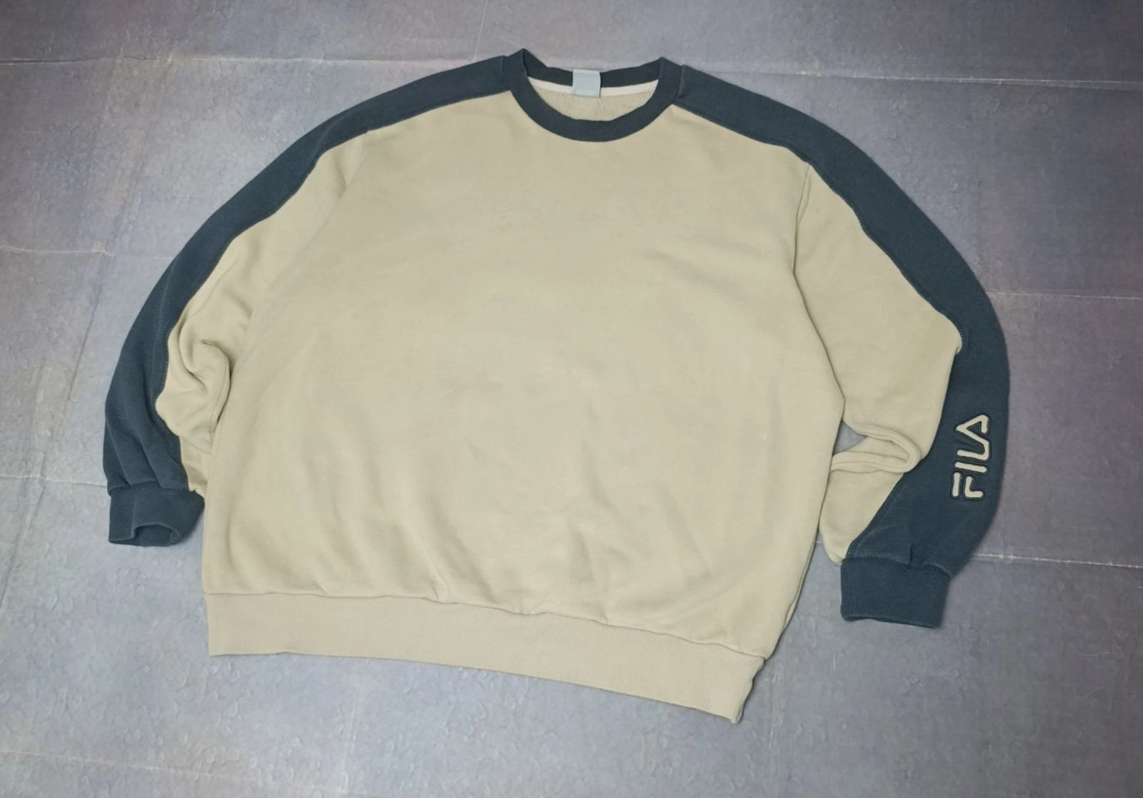 FILA Vintage Beige & Navy Blue Crewneck Sweatshirt Size XL